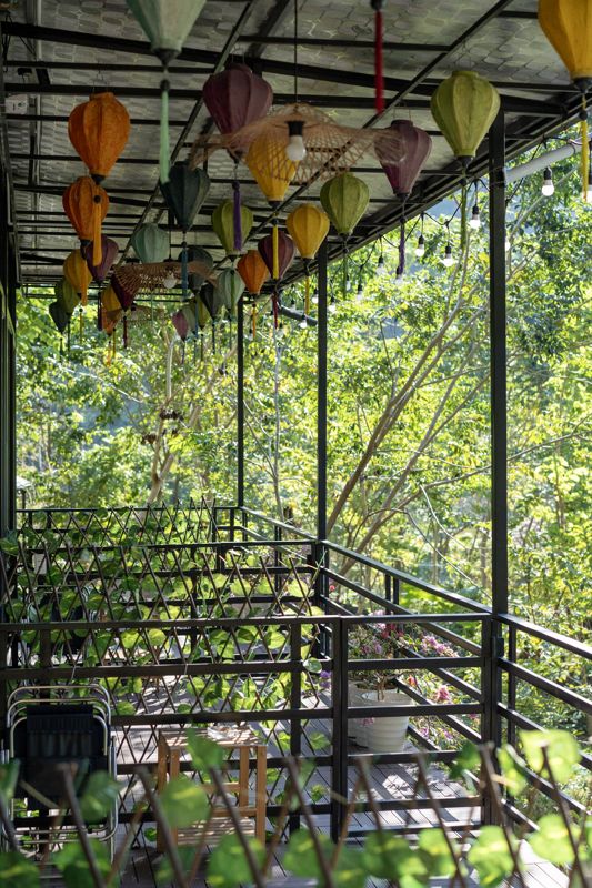 Hiên nhà với đèn lồng