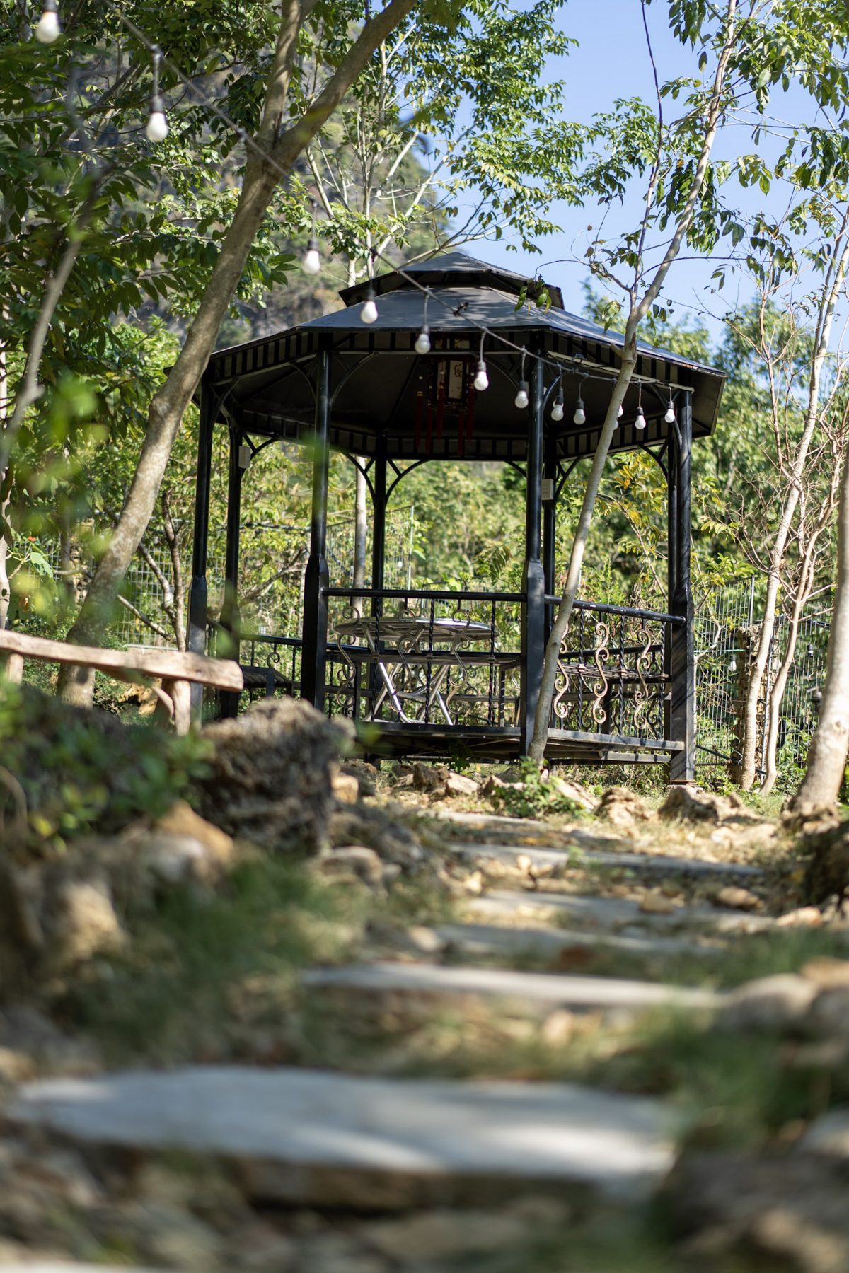 Chòi gỗ nghỉ trong vườn Mỏ Nóng Homestay, Hữu Lũng