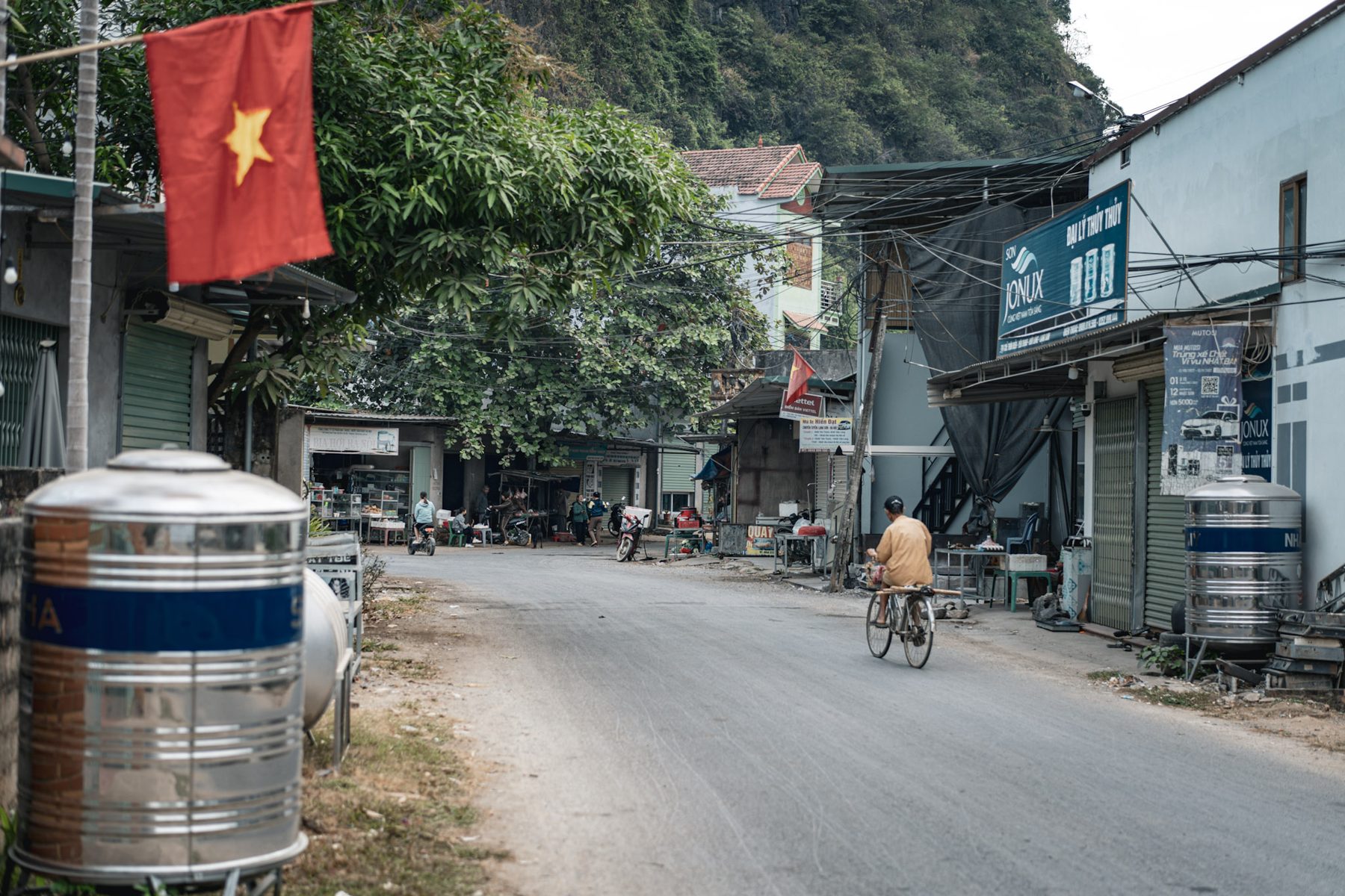 Đường làng Yên Thịnh với núi phía sau, gần Mỏ Nóng Homestay, Hữu Lũng